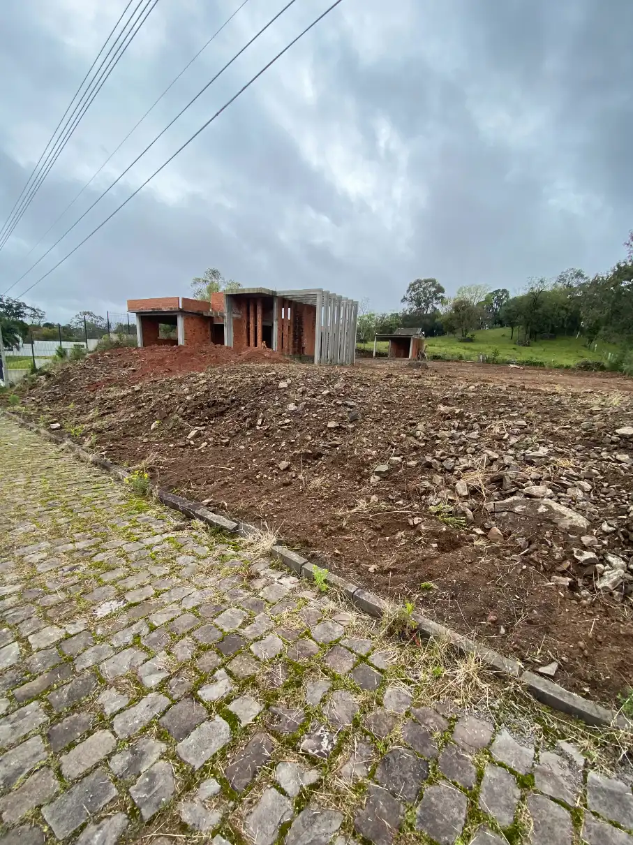 Casa G&P térrea em condomínio fechado em Garibaldi com 195 m², pé direito duplo e fachada detalhada.